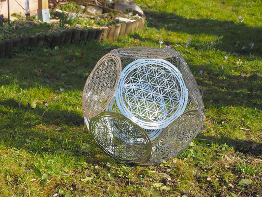 Dodekaeder Skulptur mit Blume des Lebens