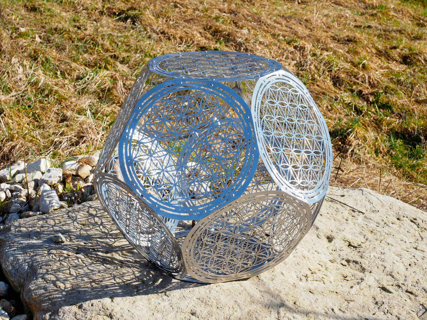 Dodekaeder Skulptur mit Blume des Lebens